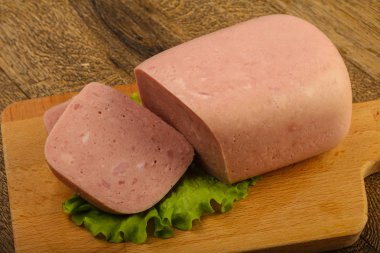 Jambon sosis salata üzerinde yemek için hazır bırakır