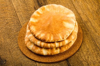 Pide ekmek yığın ahşap arka plan üzerinde