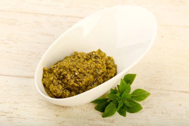 Fesleğenli pesto sos kasede bırakır
