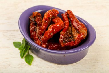 Fesleğen yapraklı kuru domates.