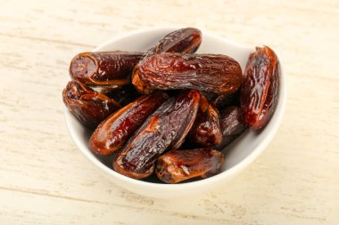 Meyve kabında tatlı hurmalar.