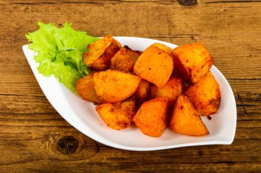 Otlu fırında patates.