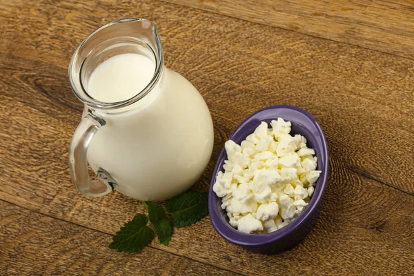 Quark Der Schüssel Mit Milch — Stockfoto