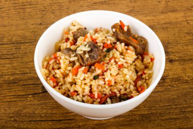 Asya pirinç - et ve havuç ile Plov