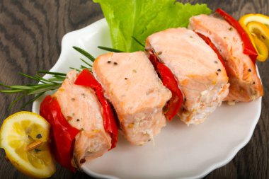 Biber ve limon ile som balığı şiş