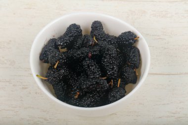 Ahşap arka plan üzerinde siyah dut yığın