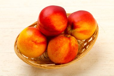 Olgun nektarin yığın ahşap arka plan üzerinde