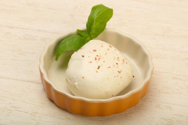 Fesleğen yaprakları ile Mozzarella peyniri