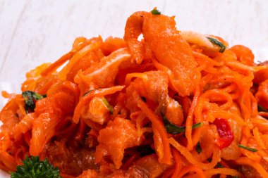 Kabın içinde balık turşusu havuç