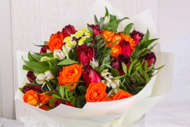 Diğer çiçeklerle birlikte taze güller.