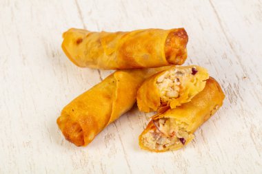 İştah açıcı derin yağda kızartılmış böreği sos ile