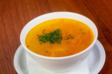 Lezzetli tavuk bouillon erişte ve otlar ile