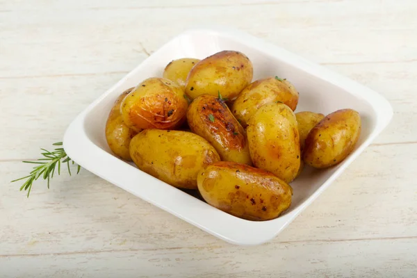 Junge Ofenkartoffeln Mit Rosmarin — Stockfoto