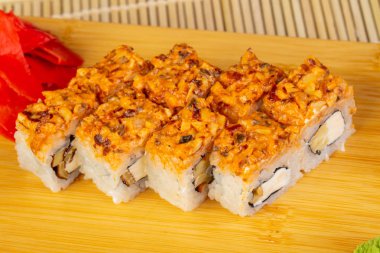 Lezzetli baharatlı yılan balığı suşi roll