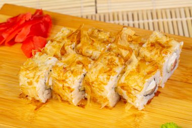 Peynir ile lezzetli Norveç suşi rulo