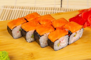 Lezzetli yengeç rulo havyar ile