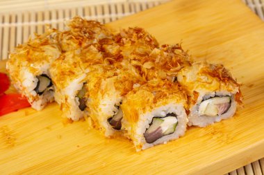 Zencefil ile lezzetli palamut suşi rulo