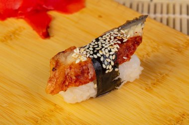 Lezzetli füme yılan balığı suşi susam ile