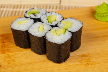 Lezzetli avokado mini suşi rulo