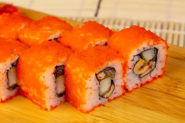 Válce Sushi Vynikající Losos Kůže — Stock fotografie