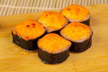 Yengeç ile lezzetli pişmiş rulo