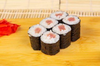 Lezzetli ton balığı mini suşi rulo