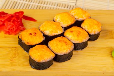 Karides ve levrek ile pişmiş Delicious rulo