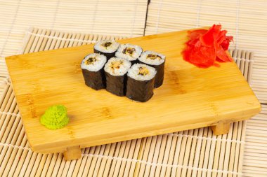 Lezzetli midye mini suşi rulo