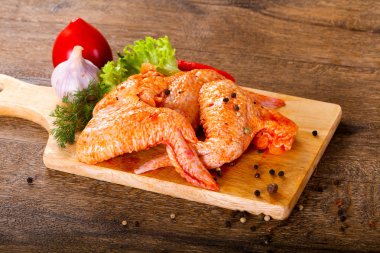 Marine edilmiş tavuk kanat ızgara ve Barbekü