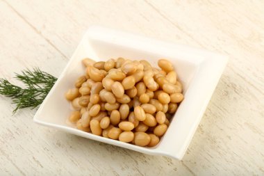 Dereotu şubesi ile kasede beyaz börülce