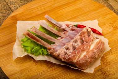 Ham kuzu kaburga ile biber yemek pişirmek için hazır