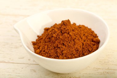 Kase ahşap arka plan üzerinde toz kakao