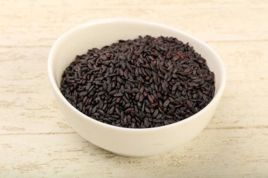 Kase ahşap arka plan üzerinde siyah yabani pirinç