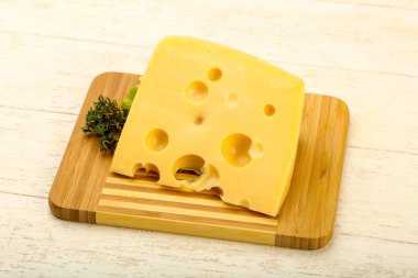 Ahşap plaka üzerinde peynir parçası