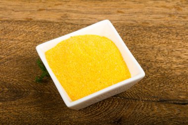 Ham polenta yemek pişirmek için hazır