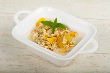 Muz, fındık ve nane ile müsli