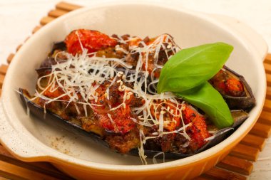 et ve peynir ile doldurulmuş patlıcan