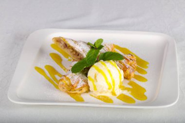 Apple strudel dondurma ile