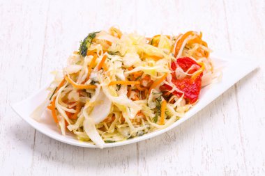 Kabın içinde geleneksel fermente lahana lahana turşusu