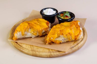 İki soslu tavuklu böreği