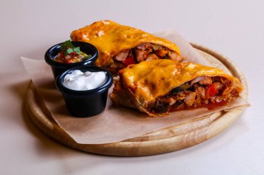 İki soslu tavuklu böreği