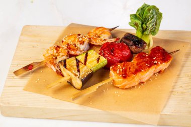 Somon, karides ve sebze şiş