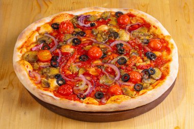 Mantar ve ahşap arka plan üzerinde domates Pizza