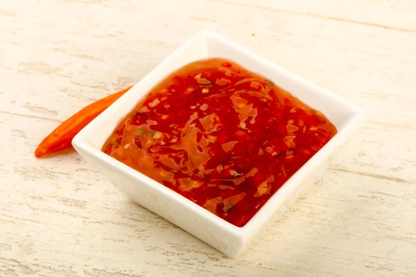 Süß Saure Sauce Der Schüssel Über Holzgrund — Stockfoto