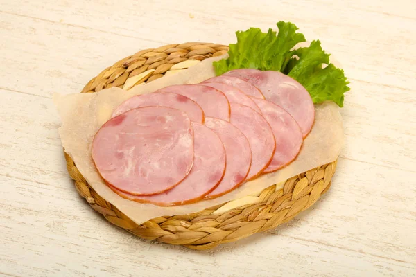 Wurst Scheiben Mit Salatblättern — Stockfoto