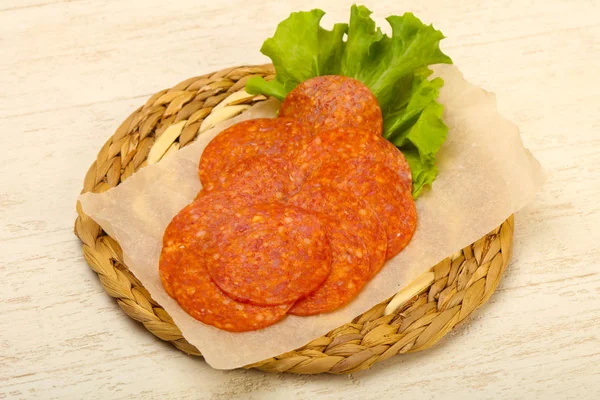 Pepperoni Skivad Korv Över Trä Bakgrund — Stockfoto