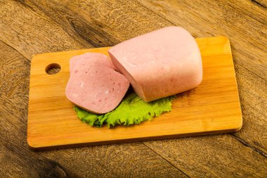 Jambon sosis salata üzerinde yemek için hazır bırakır