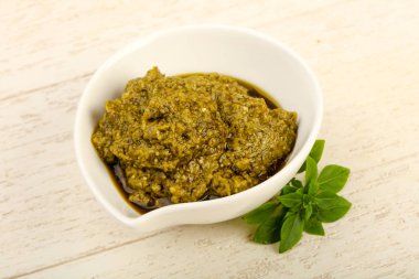 Fesleğenli pesto sos kasede bırakır