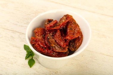 Fesleğen yapraklı kuru domates.