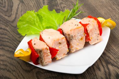 Biber ve limon ile som balığı şiş